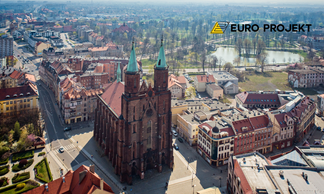 Panorama starego miasta w Legnicy z zabytkowymi kościołami z lotu ptaka
