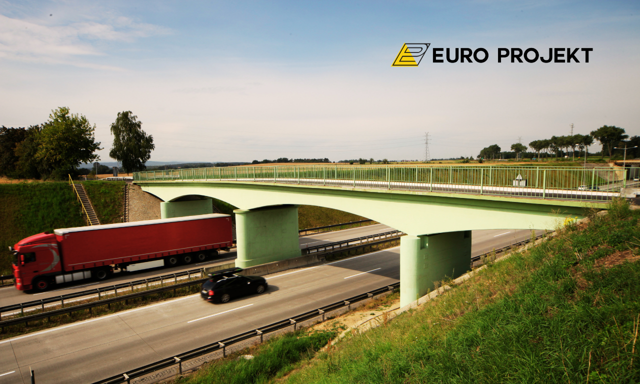 Wiadukt nad autostradą A-4 w Szymanowicach, pod nim pojazd na drodze