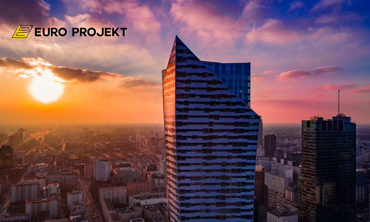 Apartamentowiec Złota 44 w Warszawie o zachodzie słońca