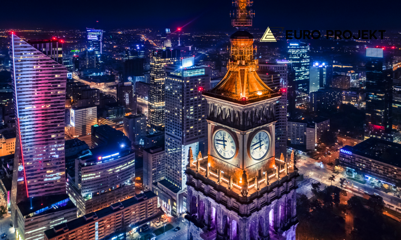 Nocna panorama centrum Warszawy z Pałacem Kultury i wieżowcami
